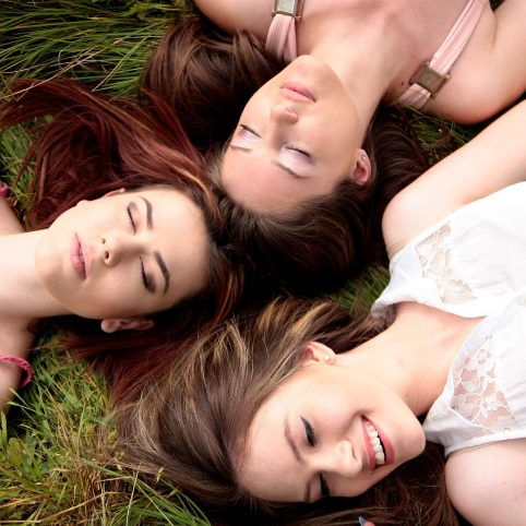 girls-1487825_1920